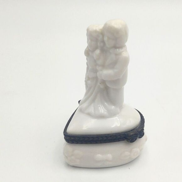 Vintage Bride & Groom Heart Shaped White Porcelain Trinket Ring Box - Picture 4 of 10